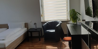 Monteurwohnung - Dillingen - neu renoviertes Appartement mit Twin beds (1-2 Personen); Spülküche mit Kühlschrank, eigenes Badezimmer; Schreibtisch und TV   - Bernadette Hayo