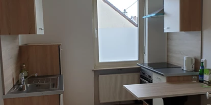 Monteurwohnung - Einzelbetten - Saarlouis - neu renoviertes Single-Appartement mit Küche, eigenes Badezimmer; Schreibtisch und TV  - Bernadette Hayo