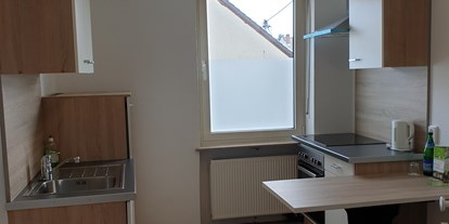 Monteurwohnung - Zimmertyp: Einzelzimmer - PLZ 66111 (Deutschland) - neu renoviertes Single-Appartement mit Küche, eigenes Badezimmer; Schreibtisch und TV  - Bernadette Hayo