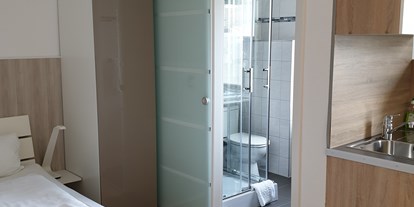 Monteurwohnung - Frühstück - Saarland - neu renoviertes Single-Appartement mit Küche, eigenes Badezimmer; Schreibtisch und TV  - Bernadette Hayo