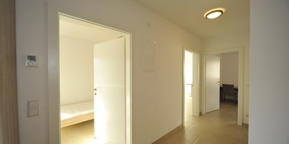 Monteurwohnung - Kühlschrank - Pyhrn Eisenwurzen - Monteurzimmer Linz - Vorraum - 90+ Monteurzimmer in Linz, Einzelbetten, Parkplätze, WIFI, Küchen