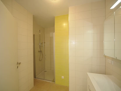 Monteurwohnung - Zimmertyp: Doppelzimmer - Wörist - Monteurzimmer Linz - Badezimmer - 90+ Monteurzimmer in Linz, Einzelbetten, Parkplätze, WIFI, Küchen