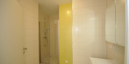 Monteurwohnung - Badezimmer: Gemeinschaftsbad - Monteurzimmer Linz - Badezimmer - 90+ Monteurzimmer in Linz, Einzelbetten, Parkplätze, WIFI, Küchen