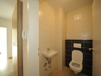 Monteurwohnung - Zimmertyp: Einzelzimmer - Wörist - Monteurzimmer Linz - WC - 90+ Monteurzimmer in Linz, Einzelbetten, Parkplätze, WIFI, Küchen