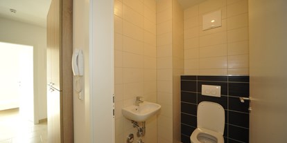 Monteurwohnung - Badezimmer: Gemeinschaftsbad - Monteurzimmer Linz - WC - 90+ Monteurzimmer in Linz, Einzelbetten, Parkplätze, WIFI, Küchen