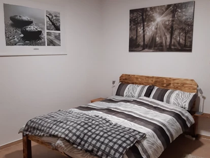 Monteurwohnung - Kühlschrank - Marnitz - Schlafzimmer Nr1 mit Doppelbett - Fewozie