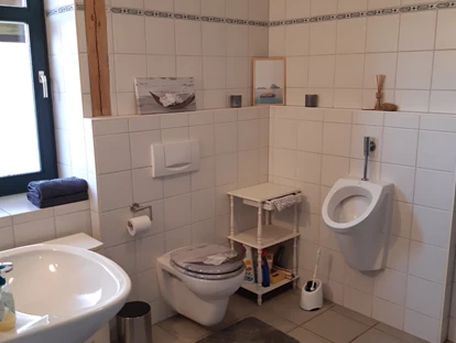 Monteurwohnung - Bettwäsche: Bettwäsche gegen Gebühr - Siggelkow - großes Bad mit Wanne, Dusche, WZ - Fewozie