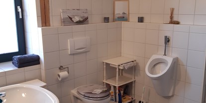 Monteurwohnung - Bettwäsche: Bettwäsche gegen Gebühr - großes Bad mit Wanne, Dusche, WZ - Fewozie