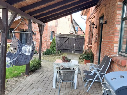 Monteurwohnung - Hund erlaubt - Marnitz - Terrasse mit Grillplatz - Fewozie
