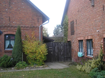 Monteurwohnung - Küche: eigene Küche - Suckow - Eingang zur Wohnung (links) - Fewozie