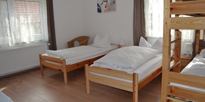 Monteurwohnung - Einzelbetten - Gößweinstein Behringersmühle - eines der identischen Schlafzimmer - Frankenferien