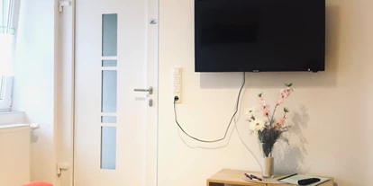 Monteurwohnung - Stemshorn - Heller freundlicher TV - Wohnbereich mit Ein - Ausgang der Wohnung - Schlafen wie Zuhause Monteur und Ferienwohnungen Rahden