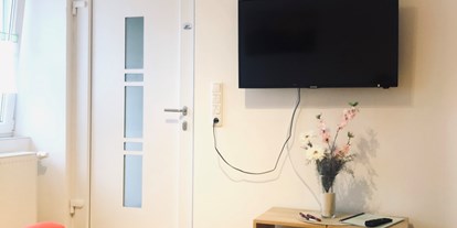 Monteurwohnung - Einzelbetten - Hüllhorst - Heller freundlicher TV - Wohnbereich mit Ein - Ausgang der Wohnung - Schlafen wie Zuhause Monteur und Ferienwohnungen Rahden