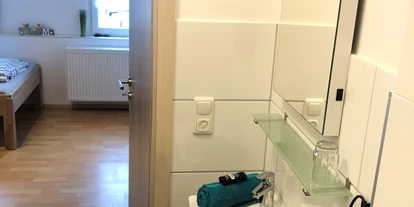 Monteurwohnung - Einzelbetten - PLZ 32351 (Deutschland) - Blick aus dem Badezimmer - Schlafen wie Zuhause Monteur und Ferienwohnungen Rahden