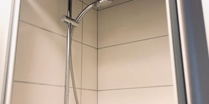 Monteurwohnung - Einzelbetten - PLZ 32351 (Deutschland) - Große Dusche mit Wellness Regen Brause sowie normalem Duschkopf - Schlafen wie Zuhause Monteur und Ferienwohnungen Rahden