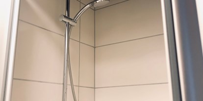 Monteurwohnung - Kühlschrank - Stemwede - Große Dusche mit Wellness Regen Brause sowie normalem Duschkopf - Schlafen wie Zuhause Monteur und Ferienwohnungen Rahden