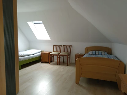 Monteurwohnung - Hund erlaubt - Tastrup - Doppelzimmer mit Einzelbetten im Monteurhaus in Oeversee. - Haus Barderup
