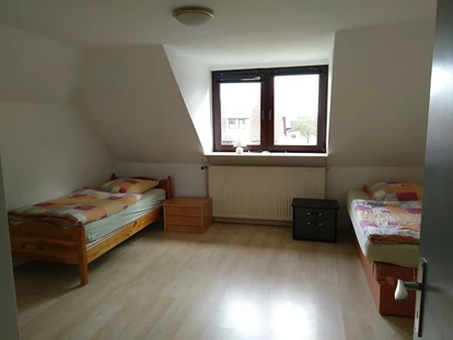 Monteurwohnung - Bettwäsche: Bettwäsche inklusive - Lindewitt - Einzelbetten im Doppelzimmer in Oeversee. - Haus Barderup