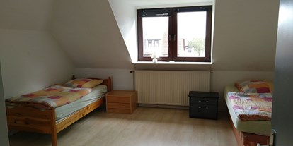 Monteurwohnung - Badezimmer: eigenes Bad - Husby - Einzelbetten im Doppelzimmer in Oeversee. - Haus Barderup