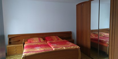 Monteurwohnung - Badezimmer: eigenes Bad - Husby - Schlafzimmer mit Doppelbett und Kleiderschrank im Haus Baderup in Oeversee. - Haus Barderup