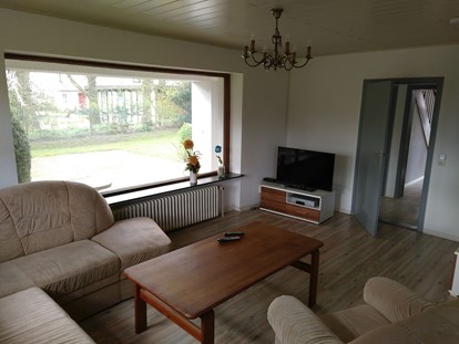 Monteurwohnung - Bettwäsche: Bettwäsche inklusive - Oeversee - Wohnzimmer mit Fernseher in der mOnteurunterkunft Haus Baderup in Oeversee. - Haus Barderup