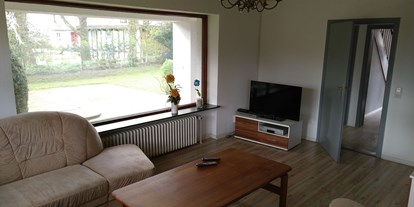 Monteurwohnung - Ostsee - Wohnzimmer mit Fernseher in der mOnteurunterkunft Haus Baderup in Oeversee. - Haus Barderup