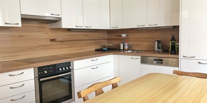 Monteurwohnung - Küche: eigene Küche - Wals - Zentral gelegene Wohnung mit moderner Küche und Terrasse keine Touristen