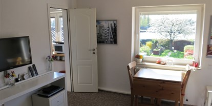 Monteurwohnung - Küche: eigene Küche - Solingen - EZ mit Blick in den Garten - Düssel-Wohnung