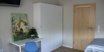 Monteurwohnung - Zimmertyp: Einzelzimmer - Lünne - Fernseher, Schreibtisch und Kleiderschränke im Schlafzimmer - Ferienhaus "NaturPur"
