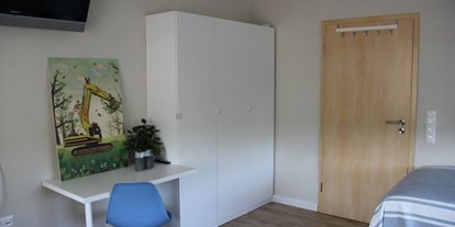 Monteurwohnung - Zimmertyp: Einzelzimmer - Ibbenbüren - Fernseher, Schreibtisch und Kleiderschränke im Schlafzimmer - Ferienhaus "NaturPur"