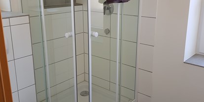 Monteurwohnung - Badezimmer: Gemeinschaftsbad - Schwäbisch Gmünd Lorch - Dusche - Monteurunterkunft Ochsen 