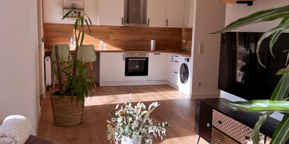 Monteurwohnung - Kühlschrank - Murrhardt - FEWO2: Wohn-/Essbereich und Küche - Talwohnungen (🏠 3 Wohnungen für je max 3Personen)