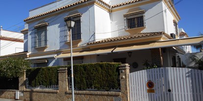 Monteurwohnung - TV - Andalusien - Vorderansicht des Hauses - Apartamento Caracola. Aire acondicionado, wifi,garaje