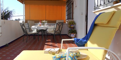 Monteurwohnung - WLAN - Andalusien - Großzügige Terrasse (30m2), sehr sonnig (Orientierung Süden) mit Markise und Gartenmöbel. - Apartamento Caracola. Aire acondicionado, wifi,garaje