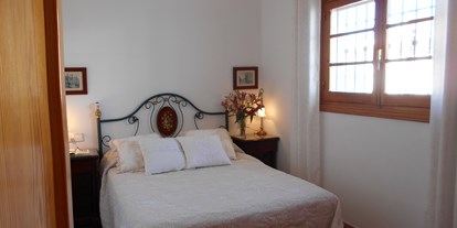 Monteurwohnung - Spanien - Schlafzimmer mit eingebautem Kleiderschrank / Wandschrank und Klimaanlage (warm/kalt) - Apartamento Caracola. Aire acondicionado, wifi,garaje