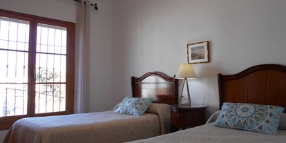 Monteurwohnung - Badezimmer: eigenes Bad - Costa de la Luz - Schlafzimmer mit 2 Betten, Kleiderschrank / Wandschrank und Klimaanlage (warm/kalt)                            - Apartamento Caracola. Aire acondicionado, wifi,garaje