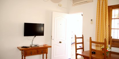 Monteurwohnung - WLAN - Andalusien - Salon met air conditioning (warm/koud), TV (Nederlandse programmes), internet en bedbank. - Apartamento Caracola. Aire acondicionado, wifi,garaje