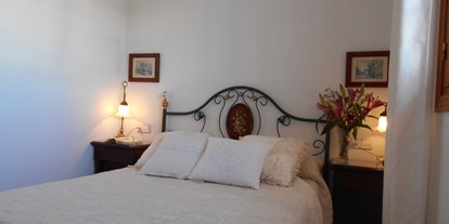 Monteurwohnung - Kühlschrank - Andalusien - Schlafzimmer mit eingebautem Kleiderschrank / Wandschrank und Klimaanlage (warm/kalt) - Apartamento Caracola. Aire acondicionado, wifi,garaje