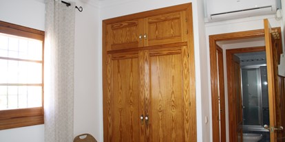 Monteurwohnung - Einzelbetten - Andalusien - Schlafzimmer mit eingebautem Kleiderschrank / Wandschrank und Klimaanlage (warm/kalt) - Apartamento Caracola. Aire acondicionado, wifi,garaje