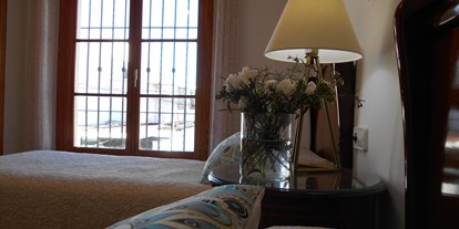 Monteurwohnung - Spanien - Schlafzimmer mit 2 Betten, Kleiderschrank / Wandschrank und Klimaanlage (warm/kalt)                            - Apartamento Caracola. Aire acondicionado, wifi,garaje