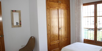 Monteurwohnung - Kaffeemaschine - Andalusien - Schlafzimmer mit 2 Betten, Kleiderschrank / Wandschrank und Klimaanlage (warm/kalt)                            - Apartamento Caracola. Aire acondicionado, wifi,garaje