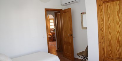 Monteurwohnung - WLAN - Spanien - Schlafzimmer mit 2 Betten, Kleiderschrank / Wandschrank und Klimaanlage (warm/kalt)                            - Apartamento Caracola. Aire acondicionado, wifi,garaje