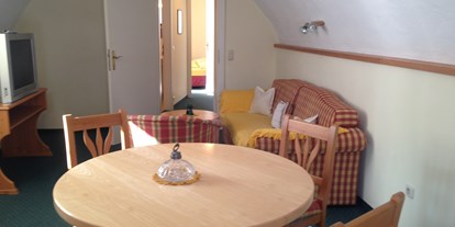 Monteurwohnung - WLAN - Solbach - Beispiel für einen geräumigen Wohnraum mit Blick zum SChlafzimmer  - Appartements im Forsthaus