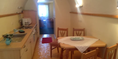 Monteurwohnung - Unterjoch - Küche mit Essplatz  - Appartements im Forsthaus