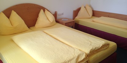 Monteurwohnung - Bettwäsche: Bettwäsche inklusive - Sbg. Salzkammergut - Schlafzimmer mit 3 Betten  - Appartements im Forsthaus
