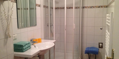 Monteurwohnung - TV - Mitterweißenbach - Badezimmer mit Dusche und WC  - Appartements im Forsthaus