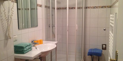 Monteurwohnung - Balkon - Aich (Nußdorf am Attersee, Sankt Georgen im Attergau) - Badezimmer mit Dusche und WC  - Appartements im Forsthaus