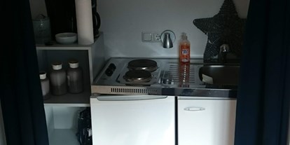 Monteurwohnung - Küche: eigene Küche - Esgrus - Küchenzeile mit Vorhang verschlossen - Solitüde