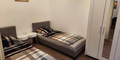 Monteurwohnung - Bettwäsche: Bettwäsche inklusive - Wiehl - Schlafzimmer - auszeit appartements & rooms