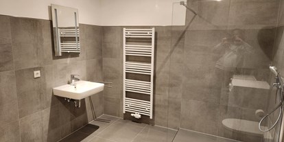 Monteurwohnung - Kühlschrank - PLZ 53804 (Deutschland) - Badezimmer - auszeit appartements & rooms